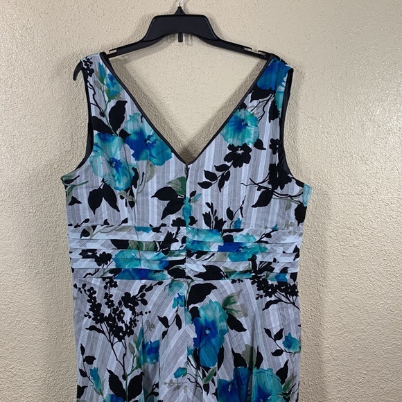 Avenue Dress Blue Black Floral 18 - Picture 10 of 16